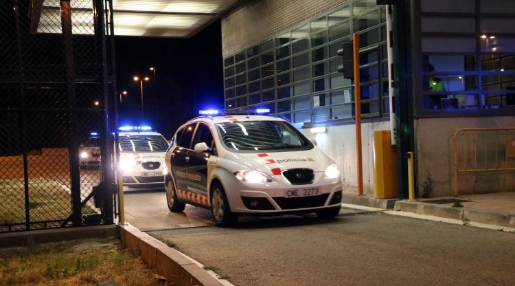 Els cotxes dels Mossos sortint de la presó de Figueres amb Bassa. ACN