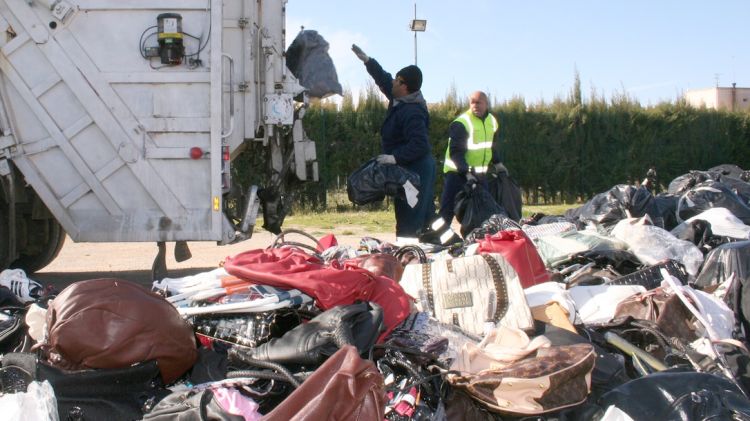 Aquest matí s'ha procedit a la destrucció de tot el material comissat per la Policia Local © AG