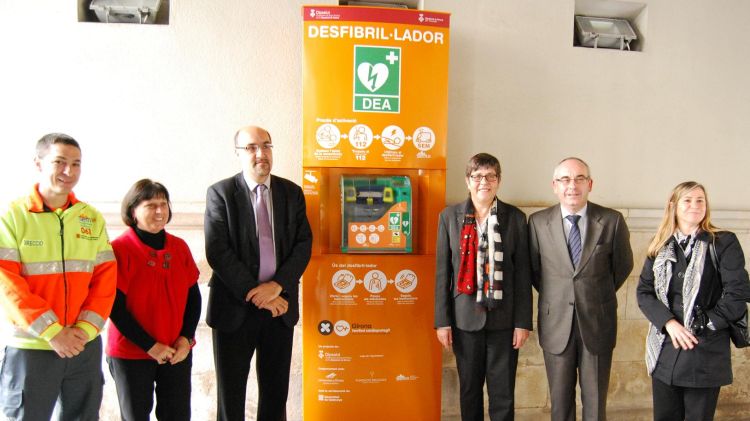 Un moment de la presentació dels desfibril·ladors que es posaran a Girona © ACN