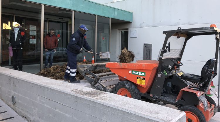 Operaris retirant els fems de davant els jutjats de Figueres. Tramuntana TV