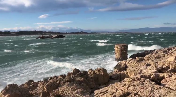 La forta tramuntana d'ahir vista des de l'Escala. Tramuntana TV