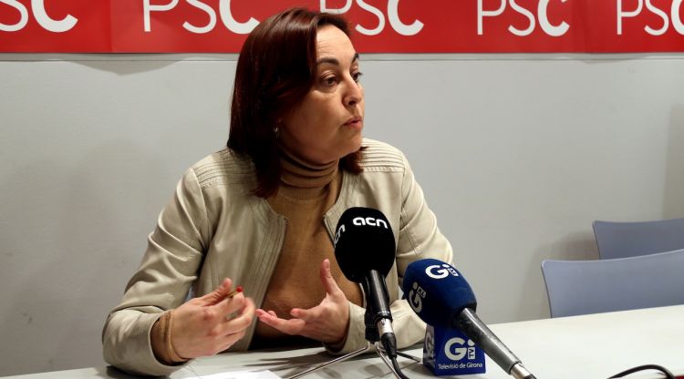 La portaveu del PSC a l'Ajuntament de Girona, Sílvia Paneque, valorant la proposta. ACN