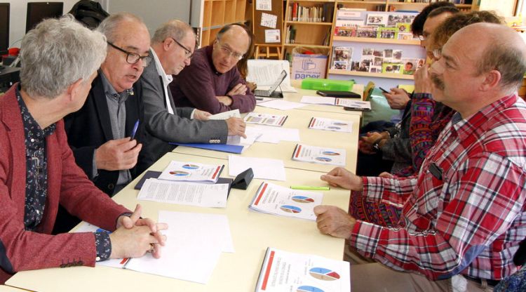 El conseller d'Educació, Josep Bargalló, segon per l'esquerra, durant la reunió amb la direcció del Ventijol de Blanes