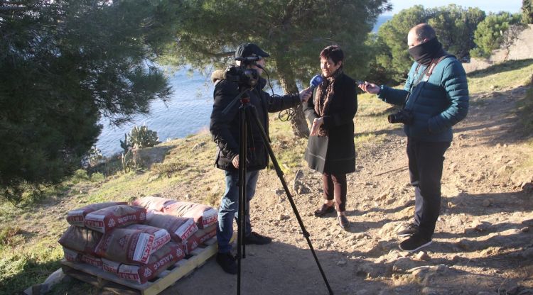 L'alcaldessa de Roses, Montse Mindan, explicant els treballs que es duran a terme