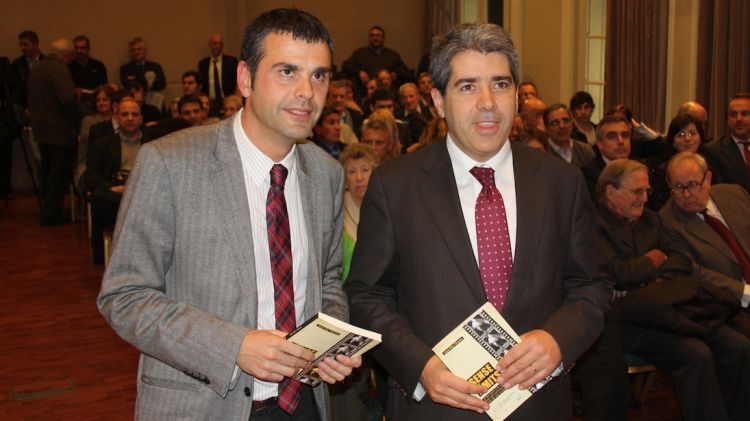 Santi Vila (esquerra) i Francesc Homs ahir a la presentació del llibre 'sense límits' © ACN