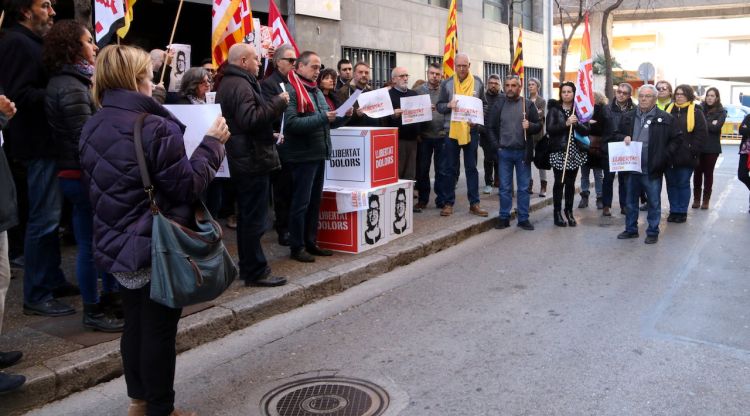Una cinquantena de persones s'han concentrat davant d'UGT i CCOO a Girona aquest matí. ACN