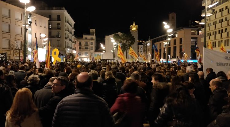Els manifestants a la plaça u d'Octubre de Girona, aquest vespre. @AnTeixi83