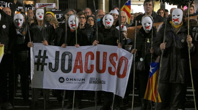 Alguns dels manifestants han arribat a la plaça de l'Ajuntament de Figueres amb la cara tapada amb una màscara i vestits de negre. ACN