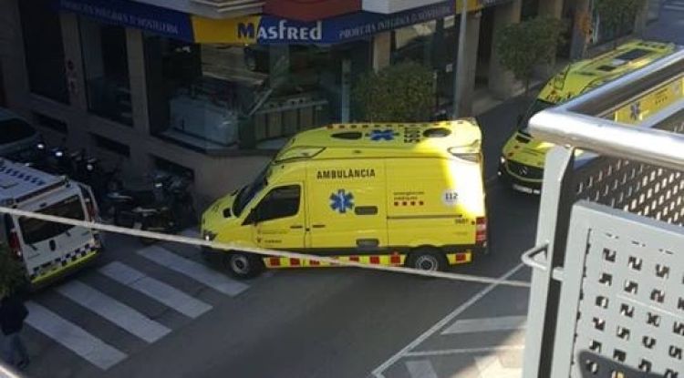 El SEM atenent a la víctima atropellada a Blanes. Noemí Esposto