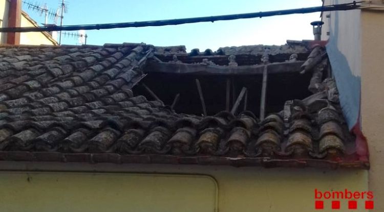 Teulada esfondrada parcialment d'un edifici de Tortellà