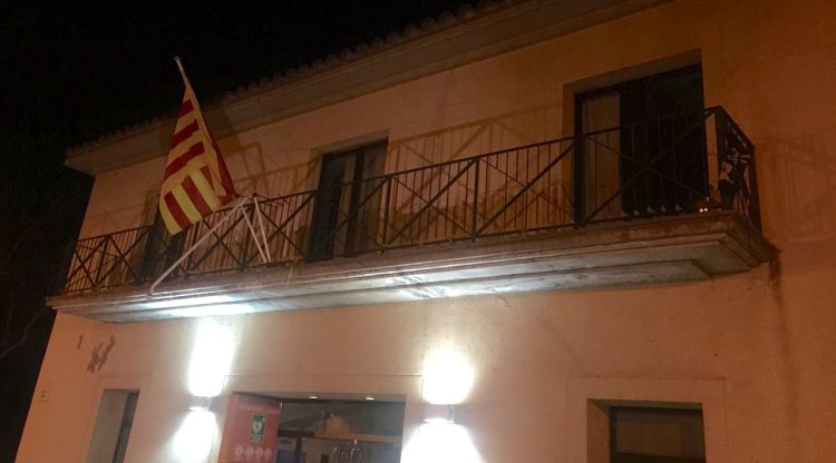 El balcó de l'Ajuntament de Sant Julià de Ramis sense la pancarta i l'estelada