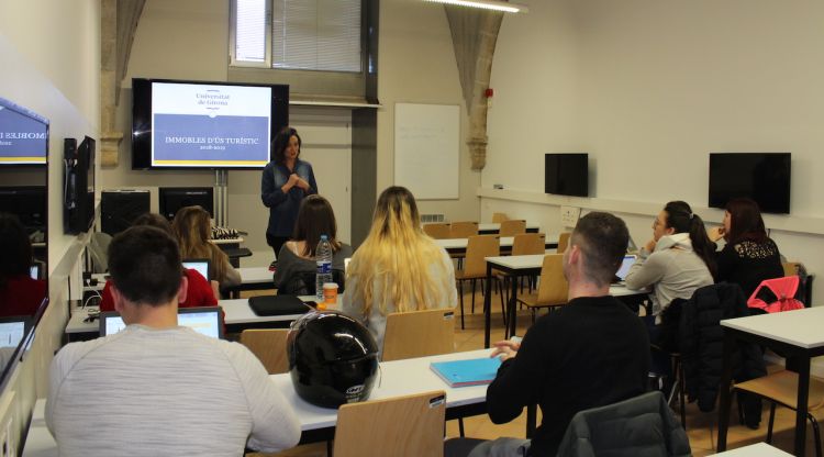 Una classe del curs “Immobles d’ús turístic” a la Facultat de Turisme de la UdG