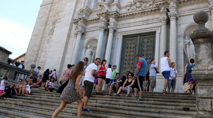 Un grup de turistes a les escales de la Catedral de Girona (arxiu). ACN