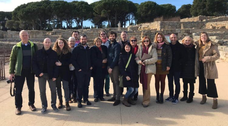 Els membres de la Copernicus Alliance en la visita a les ruïnes d'Empúries
