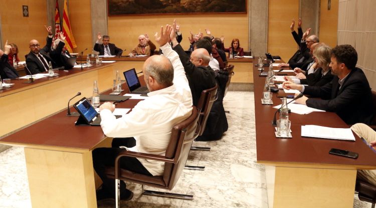 Els membres del ple de la Diputació de Girona votant la moció de la "judicialització" de la política. ACN