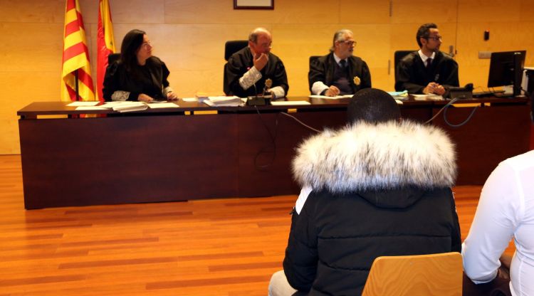 D'esquenes, l'acusat de violació durant el judici a l'Audiència de Girona. ACN