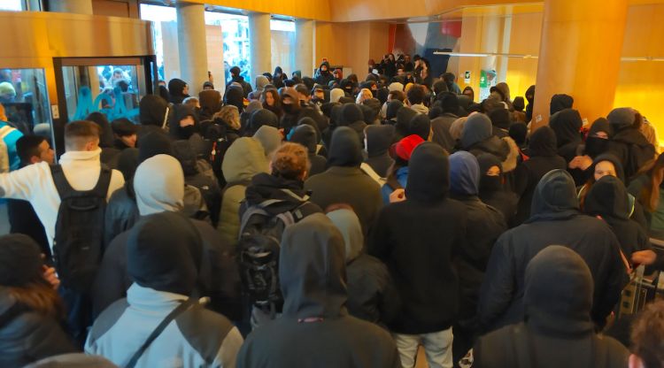 Els manifestants a l'interior de la seu de Caixbank a Girona. ACN