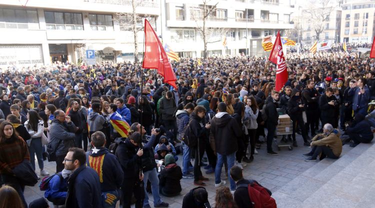 Un moment de la concentració davant de la seu de la Generalitat a la ciutat de Girona. ACN