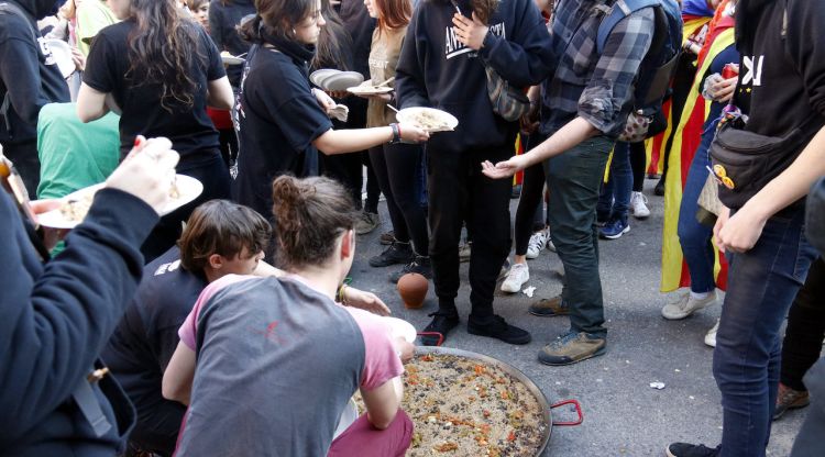 Un moment de l'arrossada que han fet els manifestants a l'avinguda Jaume I de Girona. ACN