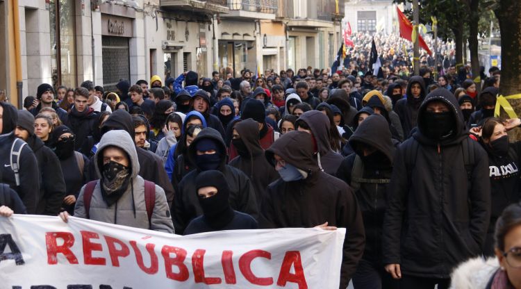 Els manifestants passant pel carrer de Santa Clara de Girona. ACN