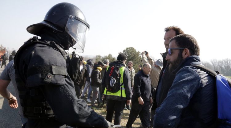 Els manifestants han abandonat la protesta quan han arribat els Mossos. ACN