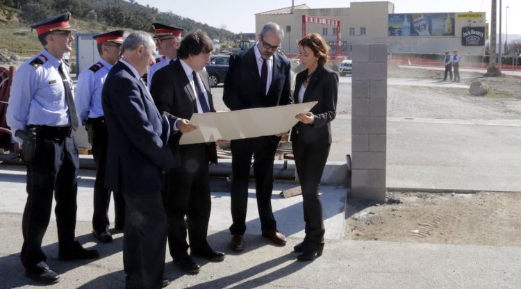 El conseller d'Interior, Miquel Buch, visitant l'espai on es construirà la nova comissaria dels Mossos a la Jonquera. ACN