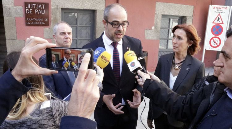 Pla general del conseller d'Interior, Miquel Buch, atenent els mitjans aquest matí. ACN