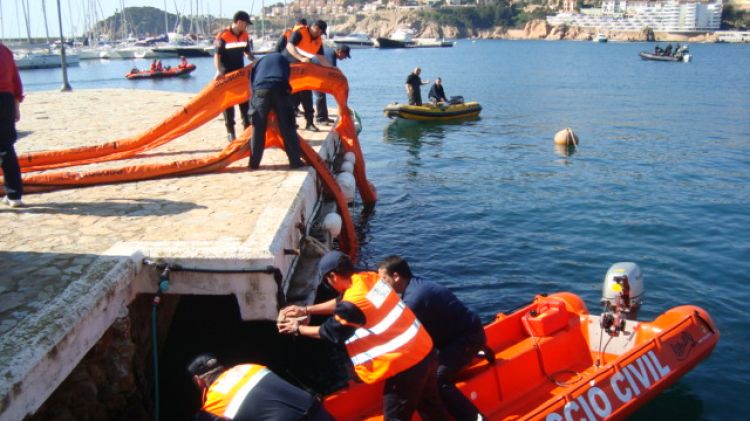 Un moment del simulacre al port de Sant Feliu de Guíxols © ACN
