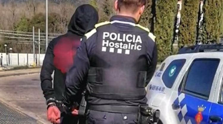 La Policia Local d'Hostalric durant la detenció d'un dels ocupants del cotxe