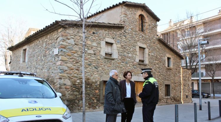 L'alcaldessa de Girona, Marta Madrenas amb Eduard Berloso i un agent davant la masia