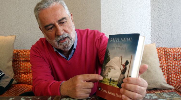 L'escriptor Rafel Nadal amb el seu nou llibre 'El fill de l'italià'. ACN