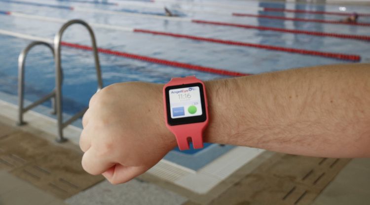 El rellotge intel·ligent del socorrista amb la piscina de Ripoll de fons. ACN
