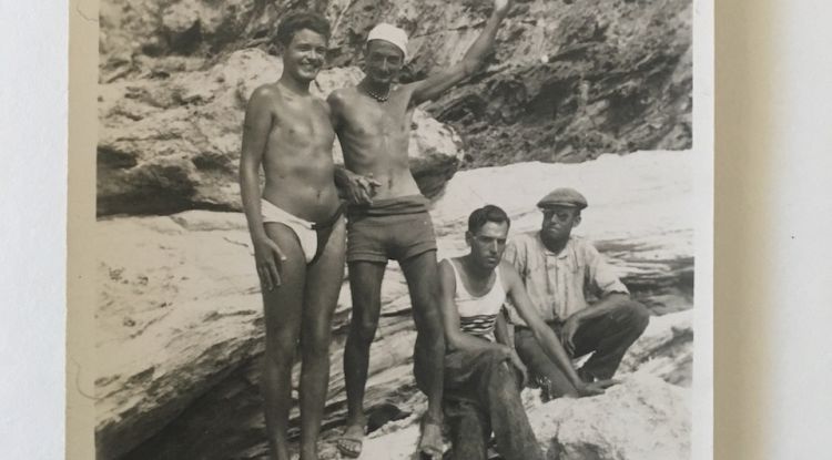 Fotografia del pintor Salvador Dalí, l'escriptor René Crevel i dos pescadors al cap de Creus. Fundació Salvador Dalí