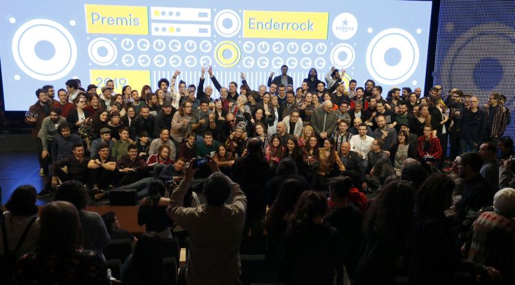 Tots els artistes guanyadors dels Premis Enderrock en la foto de família. ACN