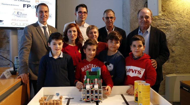 Presentació de l'edició 2019 del campionat del RoboCAT amb les administracions, els organitzadors i un dels equips competidors. ACN