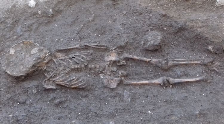 Les restes de l'esquelet d'infant trobat a Romanyà