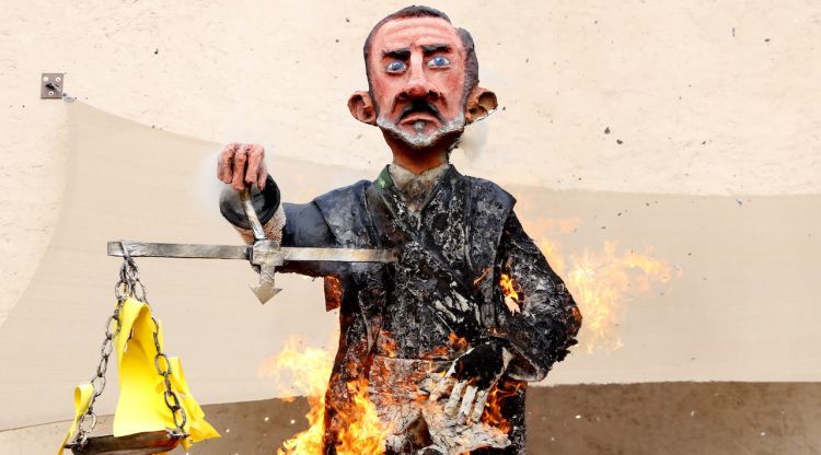 La falla del rei Felip VI mentre crema al Carnaval de Ribes de Freser. ACN