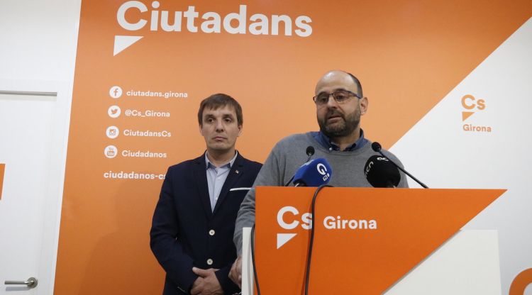 El portaveu de Cs de Blanes, Sergio Atalaya, i el diputat Héctor Amelló. ACN