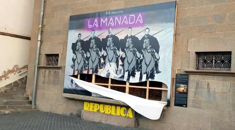 L'estat en què ha quedat el mural 'La Manada' d'Olot. ACN