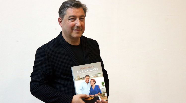 El cuiner Joan Roca a la presentació del llibre 'Cuina mare' a la Casa del Llibre de Barcelona. ACN