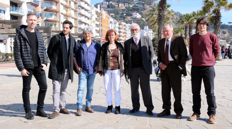 Els guardonats aquest matí al Passeig de Blanes, amb el president del jurat, Vicenç Villatoro. ACN