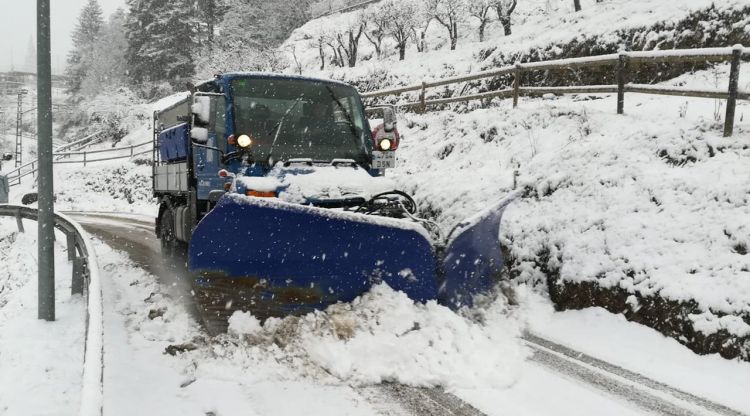 Una màquina llevaneus treballant a la carretera GIV-5263, de Ribes de Freser a Bruguera el passat 28 de gener