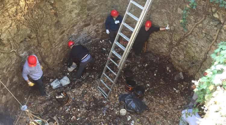 Voluntaris netejant el Pou el Glaç, ahir diumenge