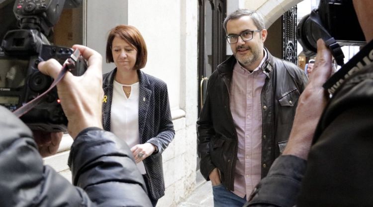 La cap de llista de JxCat a Girona, Marta Madrenas, amb l'exregidor d'ERC-MES, Martí Terés. ACN