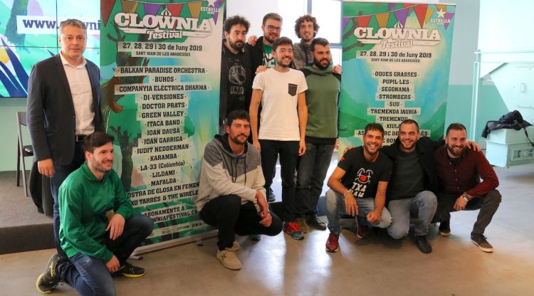 Foto de família dels organitzadors del festival Clownia amb el cartell de la 6a edició del festival. ACN