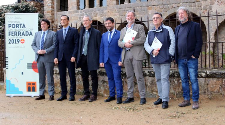 Foto de família de la presentació del festival Porta Ferrada a Sant Feliu de Guíxols. ACN