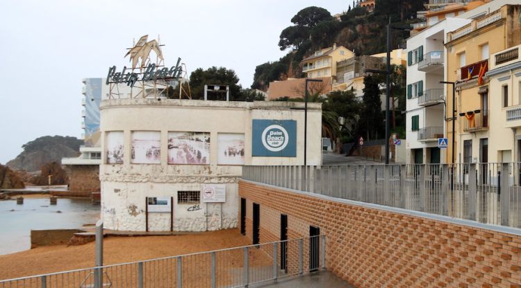 Exterior de l'edifici Palm Beach de Sant Feliu de Guíxols, aquest matí. ACN
