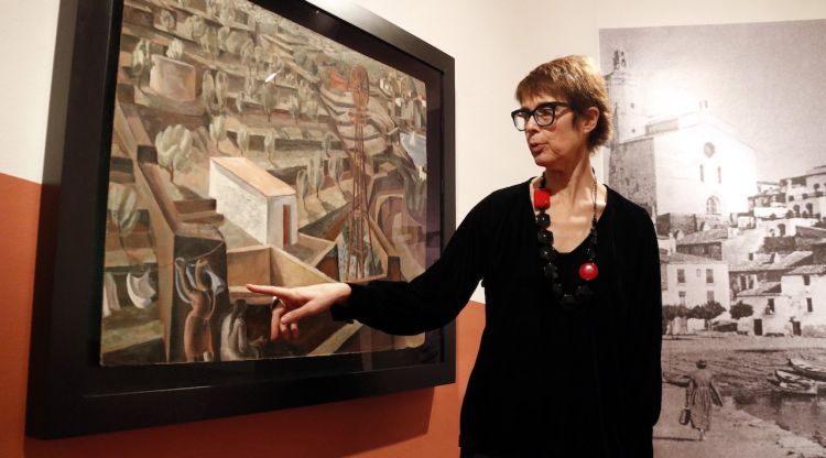 La directora dels museus Dalí, Montse Aguer, amb la nova obra adquirida que es pot veure a Púbol (Baix Empordà). ACN