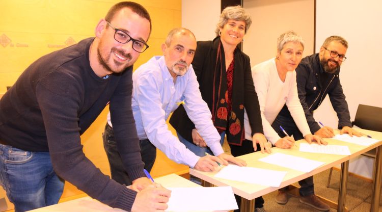 Els cinc primers candidats de la llista de Guanyem Girona signant el codi ètic. ACN