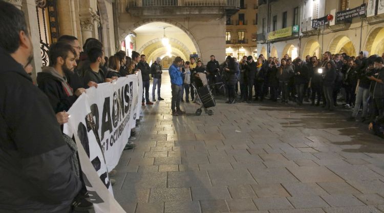 Els encausats per ocupar les vies del TAV a Girona i els concentrats que els donen suport a la plaça del Vi. ACN